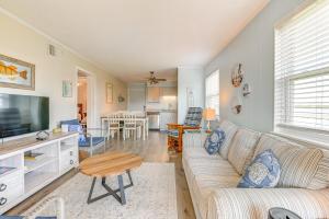 Private Beach and Pool Access Murrells Inlet Condo!的电视和/或娱乐中心