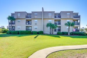Private Beach and Pool Access Murrells Inlet Condo!外面的花园