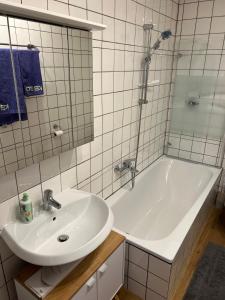 a white bathroom with a sink and a tub at Anelia City Apartment 2 Zimmer inkl 2 Parkplätze im Zentrum in Paderborn +26 photos