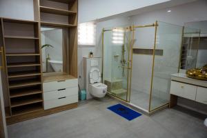Koupelna v ubytování Glitters Apartment + 37 fotografií