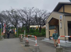 幸手市にある民泊M103ｔの隣の駐車場を歩く男