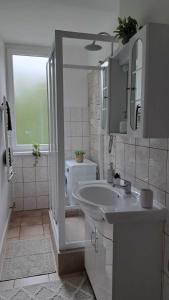 Ванная комната в Peony Apartment +15 фотографий