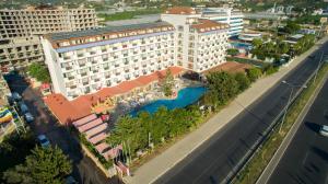 una vista aérea de un hotel con piscina en First Class Hotel - All Inclusive, en Kargicak