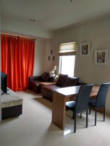 雅加达Apartemen Thamrin City Mall 2BR,65sqm,City View,free GYM,Jacuzzi,swimming pool的客厅里有一张沙发和一张桌子。