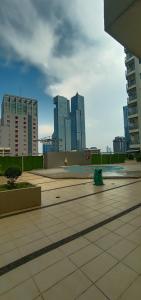 雅加达Apartemen Thamrin City Mall 2BR,65sqm,City View,free GYM,Jacuzzi,swimming pool的俯瞰高楼林立的城市天际线