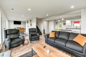 Χώρος καθιστικού στο Nolin Lake Home with Decks and Fire Pit in Clarkson!