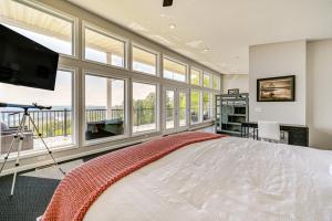 Μια τηλεόραση ή/και κέντρο ψυχαγωγίας στο Nolin Lake Home with Decks and Fire Pit in Clarkson!