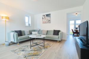 カンタベリーにあるModern Spacious House with Free Parking & Garden - Sleeps 6 - Perfect for Contractors & Familiesのソファとテーブルのあるリビングルーム