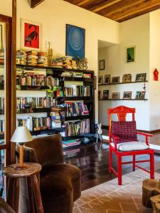 MirantãoにあるCasa Tlalli- Main Houseのリビングルーム(椅子、本棚付)