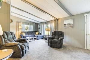 ein Wohnzimmer mit zwei Stühlen und einer Couch in der Unterkunft Lake Views and Fireside Bliss Cecil Cottage with Yard in Shawano