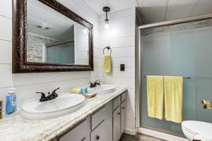 ein Badezimmer mit zwei Waschbecken und einem Spiegel in der Unterkunft Lake Views and Fireside Bliss Cecil Cottage with Yard in Shawano + 16 Fotos