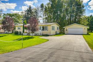 ein Haus mit einer Auffahrt davor in der Unterkunft Lake Views and Fireside Bliss Cecil Cottage with Yard in Shawano
