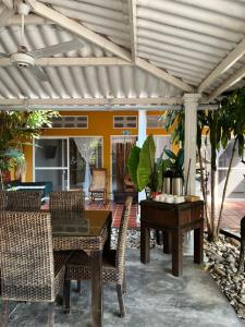 a patio with a table and chairs under a pergola at Casa de la Cruz in Mariquita