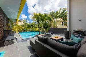 un soggiorno con divano e una piscina di Tropical Paradise at Jan Thiel with Private Pool a Jan Thiel