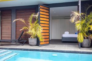 una villa con piscina e una camera da letto di Tropical Paradise at Jan Thiel with Private Pool a Jan Thiel
