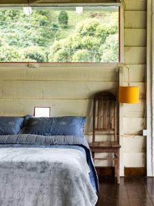 una camera da letto con un letto e una grande finestra di Tetzacuilli: The Pen @ Casa Tlalli a Mirantão