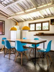 una sala da pranzo con un tavolo e sedie blu di Tetzacuilli: The Pen @ Casa Tlalli a Mirantão
