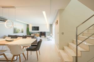 Un comedor y una sala de estar con mesa y sillas. en Dunas Villa, en São Jacinto