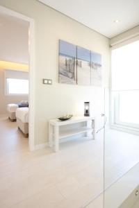 Sala de estar blanca con cama y mesa en Dunas Villa, en São Jacinto