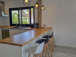 Dapur atau dapur kecil di Villa Katara by HelloApartments