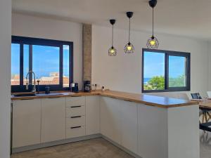Dapur atau dapur kecil di Villa Katara by HelloApartments