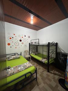 two bunk beds in a room with a wall at Aptos luminoso y cómodos en barrio tranquilo y un poco rural in Villavicencio