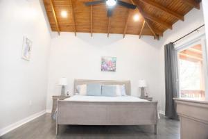 a bedroom with a large bed in a room at Blue Paradise House Lawson Rock in Sandy Bay