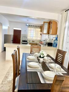 Kuchyň nebo kuchyňský kout v ubytování Naivasha Executive Villa - Bosque