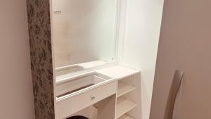 a white cabinet with a mirror on top of it at Casa grande em bairro tranquilo in Pato Branco +16 photos