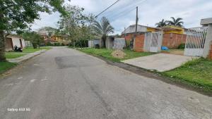 an empty street in a residential neighborhood with houses at Casa Amoreira Paraty in Paraty