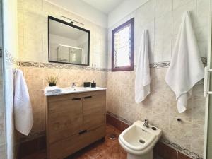 Koupelna v ubytování Pambnb - Charming Seaview Apartment + 23 fotografií