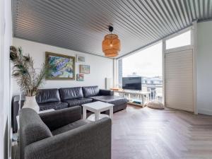 ein Wohnzimmer mit Sofa und Tisch in der Unterkunft Beachhouse II in Bergen aan Zee