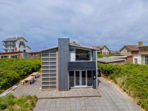 ein Haus auf einem Hügel mit Häusern in der Unterkunft Beachhouse II in Bergen aan Zee