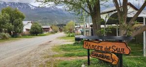 una señal en el costado de un camino de tierra en Rincon del Sur, en El Bolsón