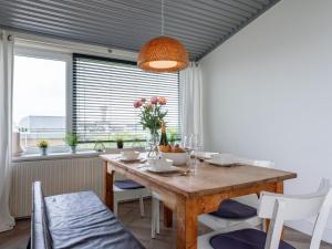 ein Esszimmer mit einem Holztisch und Stühlen in der Unterkunft Beachhouse II in Bergen aan Zee + 19 Fotos