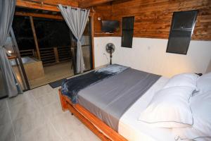 a bedroom with a bed in a room with a window at Eco Hotel La Italia- Hotel Venecia, Antioquia in Venecia +21 photos