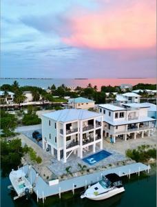 eine Luftansicht eines Hauses mit einem Boot im Wasser in der Unterkunft Newly built home in Cudjoe Key in Cudjoe Key
