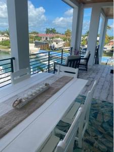 Balkón nebo terasa v ubytování Newly built home in Cudjoe Key