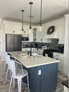 eine Küche mit einer blauen Insel und weißen Schränken in der Unterkunft Newly built home in Cudjoe Key in Cudjoe Key + 23 Fotos