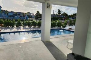 Bazén v ubytování Newly built home in Cudjoe Key nebo v jeho okolí