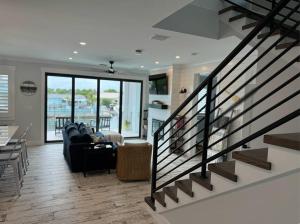Posezení v ubytování Newly built home in Cudjoe Key