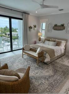 ein Schlafzimmer mit großem Bett und Balkon in der Unterkunft Newly built home in Cudjoe Key in Cudjoe Key