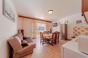 Η κουζίνα ή μικρή κουζίνα στο Apartments by the sea Brna, Korcula - 10057