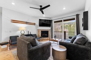 un soggiorno con due divani e un camino di Clearwater Lofts 302 Building 1 by Summit County Mountain Retreats a Keystone