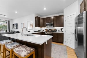 una cucina con mobili in legno e un frigorifero in acciaio inossidabile di Clearwater Lofts 302 Building 1 by Summit County Mountain Retreats a Keystone