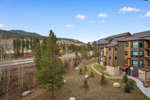 vista aerea di un condominio con cortile di Clearwater Lofts 302 Building 1 by Summit County Mountain Retreats a Keystone