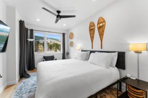 una camera da letto con un letto bianco e una finestra di Clearwater Lofts 302 Building 1 by Summit County Mountain Retreats a Keystone