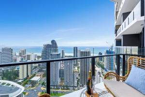 een balkon met uitzicht op de stad bij Coastal Chic 2 Bed Apt in Broadbeach in Gold Coast