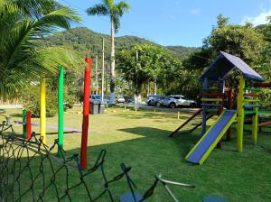 a park with a playground with a slide at Chalé Recanto do Barão in Boicucanga