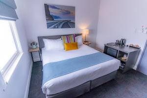 Coniston Hotel Wollongong客房内的一张或多张床位